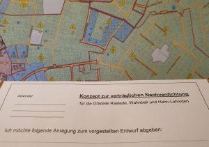 Im zweiten Obergeschoss des Rasteder Rathauses hängen Informationen zum Nachverdichtungskonzept aus und es liegen Zettel für Stellungnahmen bereit.