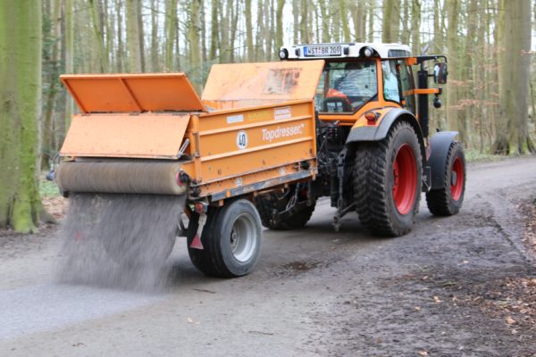 Ausbesserung Wege 2a - Auftragen des Brechsands