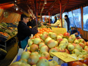 Marktstand mit Äpfeln