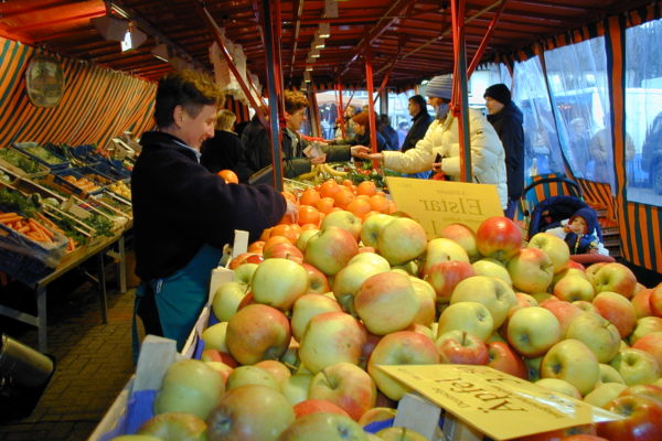 Marktstand mit Äpfeln