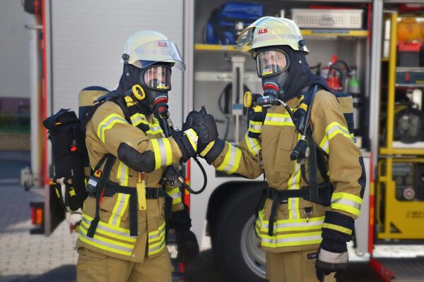 Neue Atemschutzgeräte und Haltegurte für die Feuerwehren im Ammerland