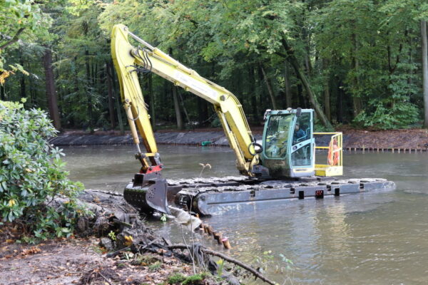 Schwimmbagger auf dem Ellernteich