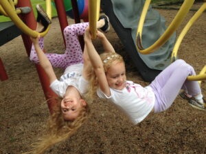 Kinder spielen auf Spielplatz