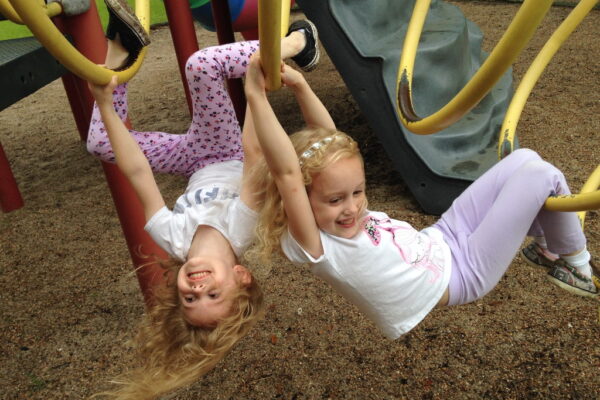 Kinder spielen auf Spielplatz