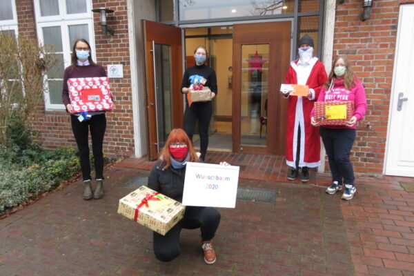 Sternsinger segnen das Rasteder Rathaus