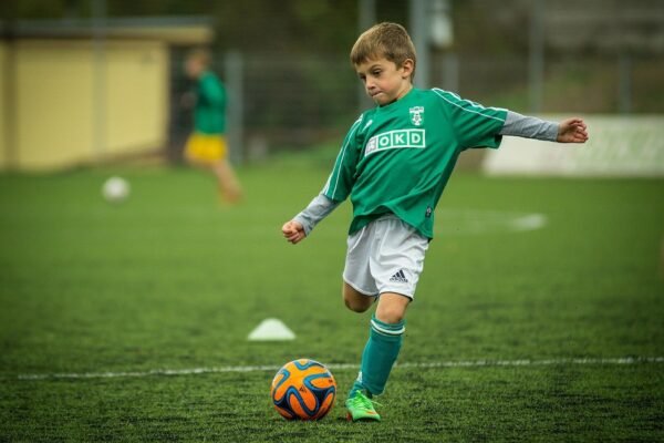 Kind Fußball Schuss Sportplatz